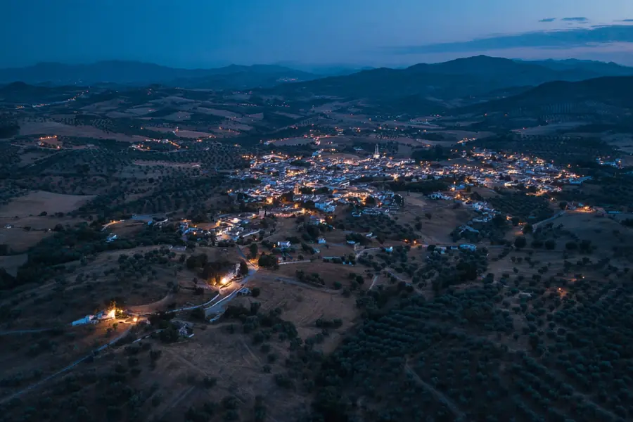 Vista aérea al anochecer de un pueblo andaluz rodeado de campo